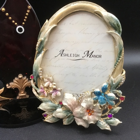 Ashleigh Manor enamelled flowers 3.5” x 5” Oval picture frame - Picture 3 of 7
